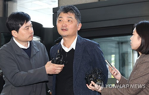 김범수 카카오 전 의장이 23일 오전 서울 영등포구 금융감독원에 SM엔터테인먼트 인수 주가 시세조종 의혹과 관련해 출석하며 취재진과 인터뷰하고 있다. [연합뉴스]